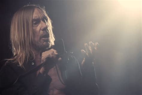  Iggy Pop's Berlin Bonanza: A Legendary Punk Rocker Meets Classical Symphony!