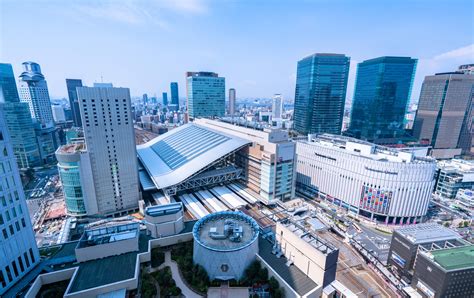 新大阪駅から大阪城ホール：都市の迷宮と歴史の交差点